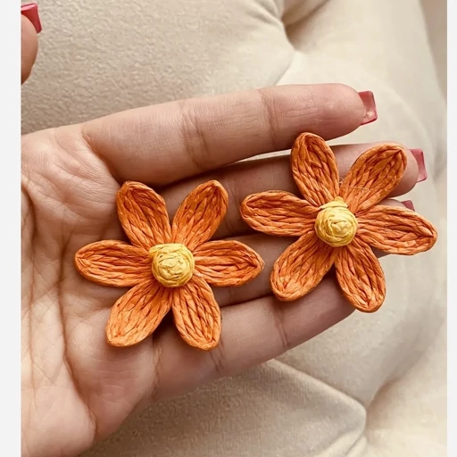 گوشواره حصیری گل بهمراه جعبه و بگ کادویی